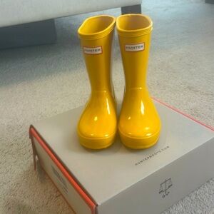 NIB HUNTER yellow toddler rain boots